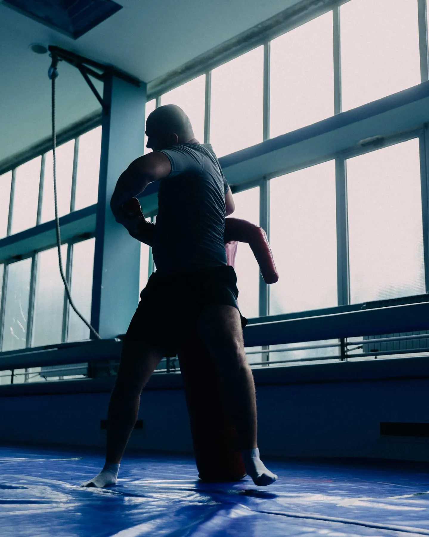 Udarac nogom uz vreću u dvorani za borilačke sportove