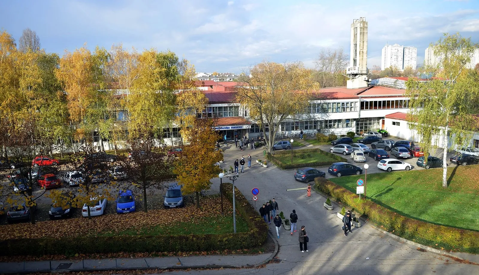 Pogled iz zraka na kompleks Kineziološkog fakulteta i okolni park u jesen