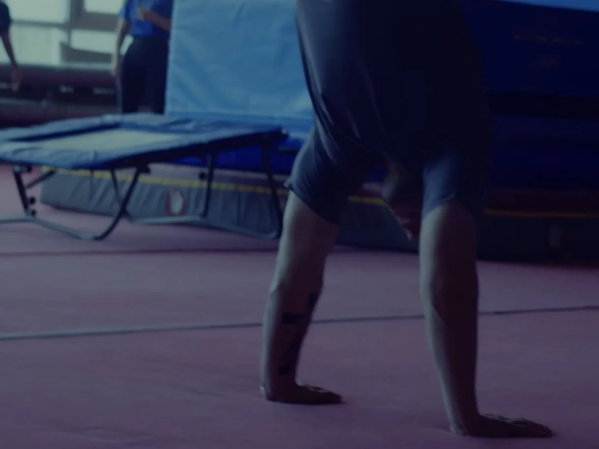 Stoj na rukama – ruke na strunjači u gimnastičkoj dvorani