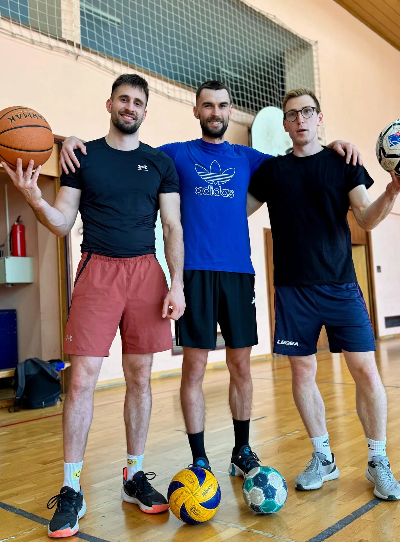 Treneri FitElitea s loptama u sportskoj dvorani
