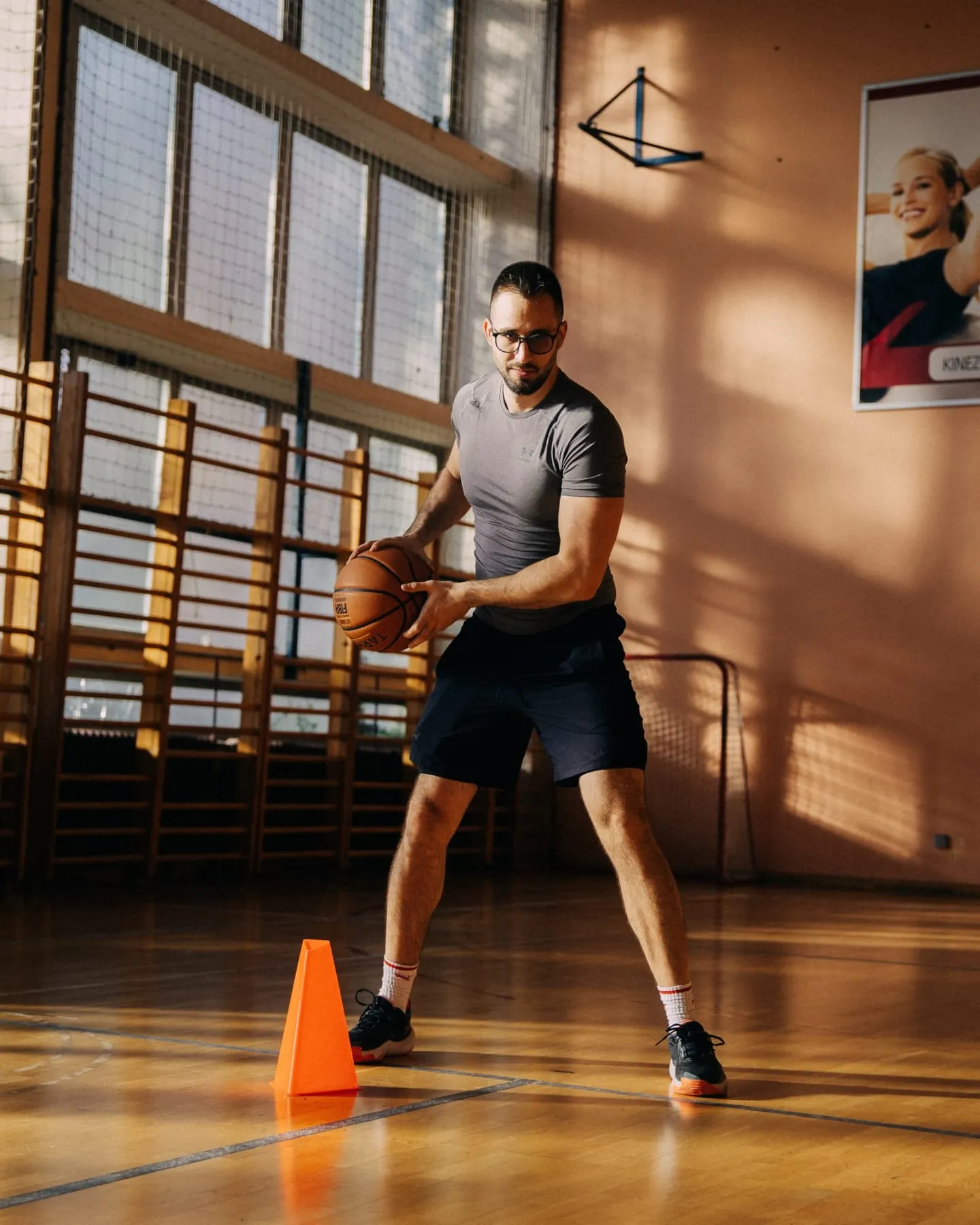 Vođenje lopte oko čunja u sportskoj dvorani